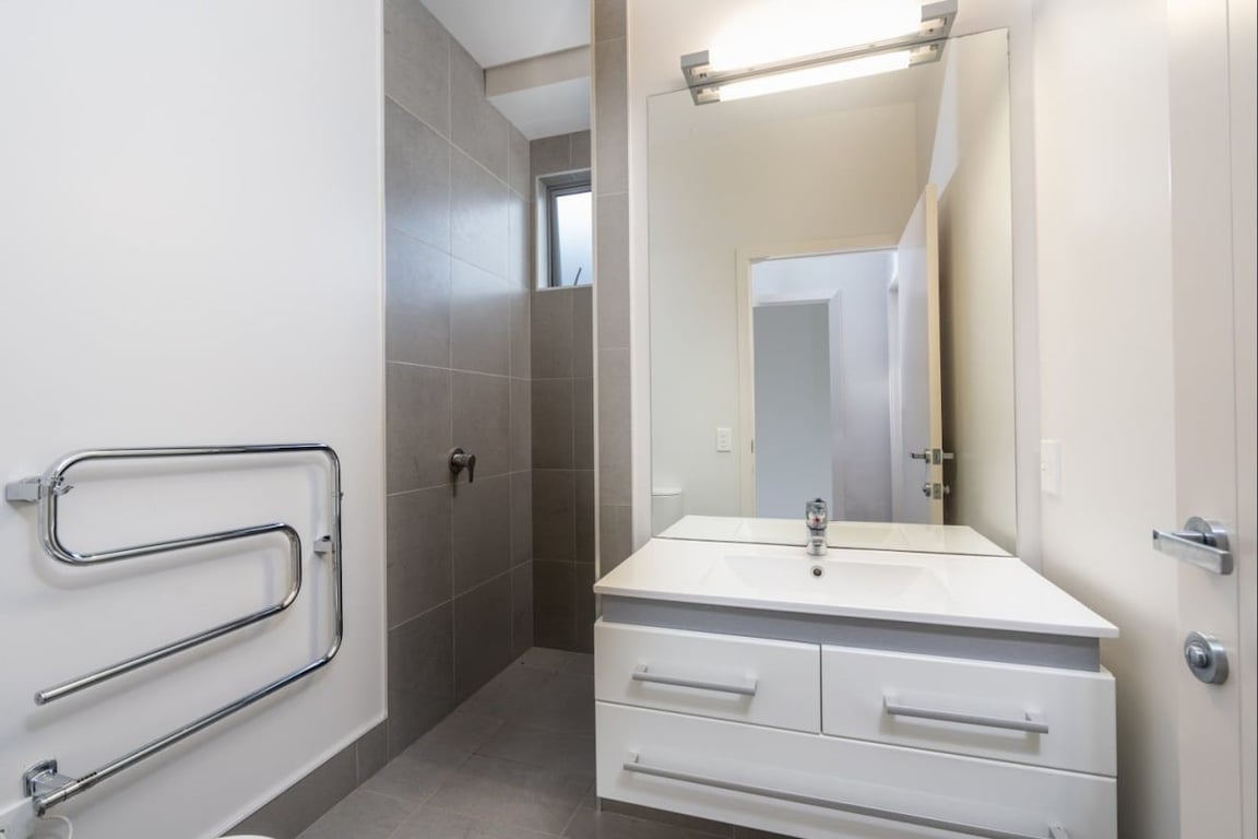 Large Modern Home Great Location & Has Wifi