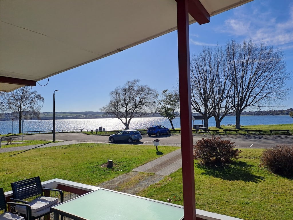 Classic Kiwi Bach - Great Location By The Lake