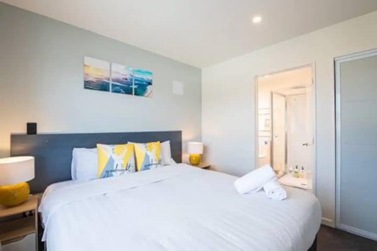 New, family friendly warm unit, mountain view