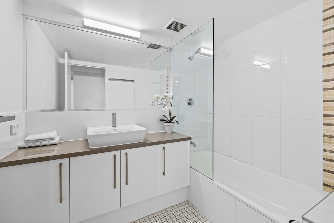 2 Bedroom, Ocean Views, 1 Queen, 2 Singles