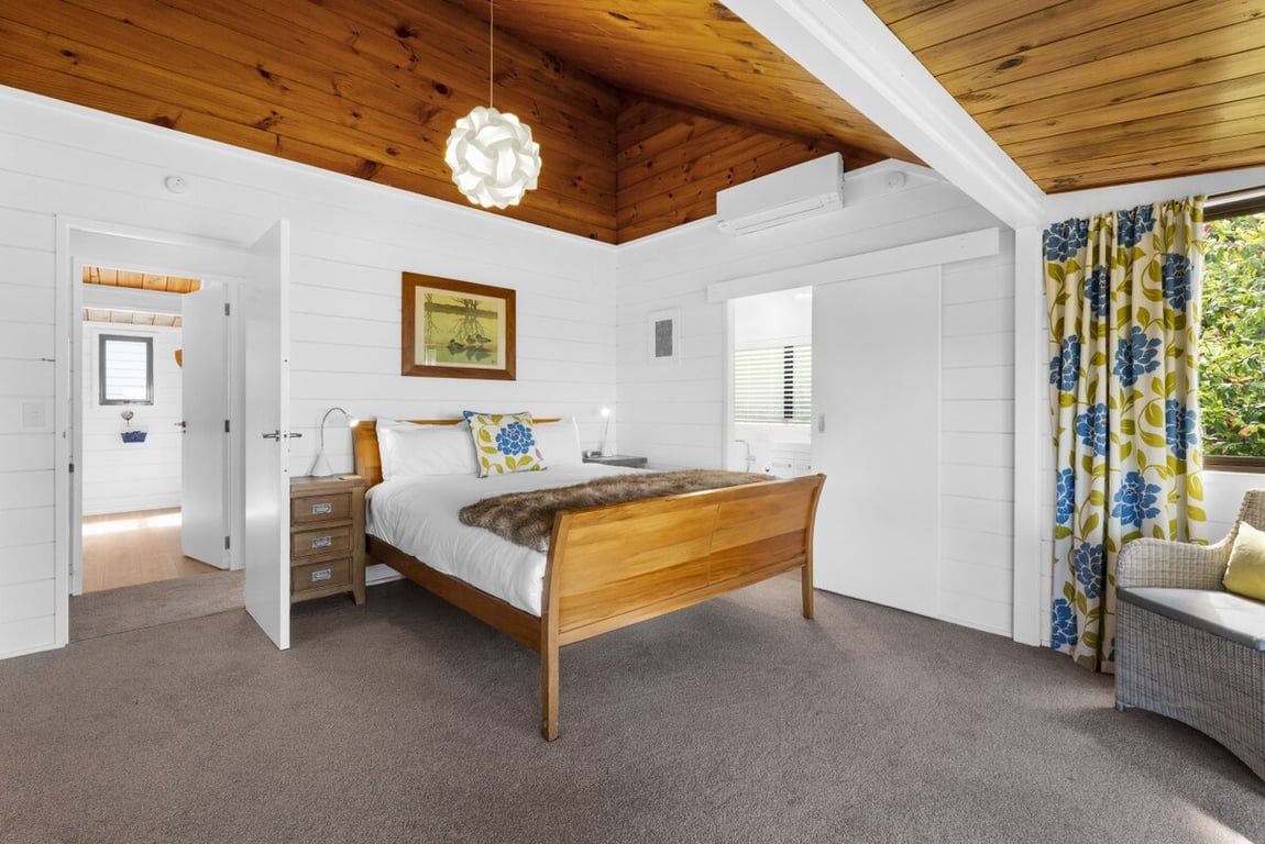 Acacia Cottage - Lake Views & Laid-Back Living