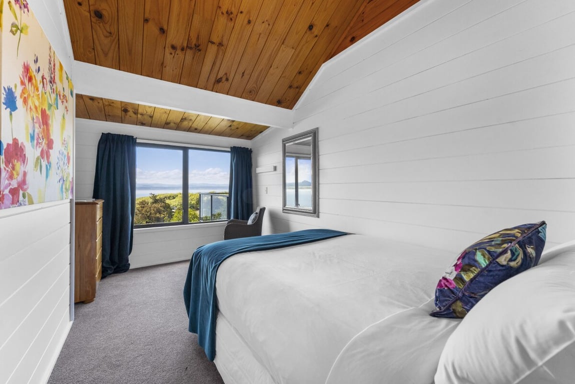 Acacia Cottage - Lake Views & Laid-Back Living
