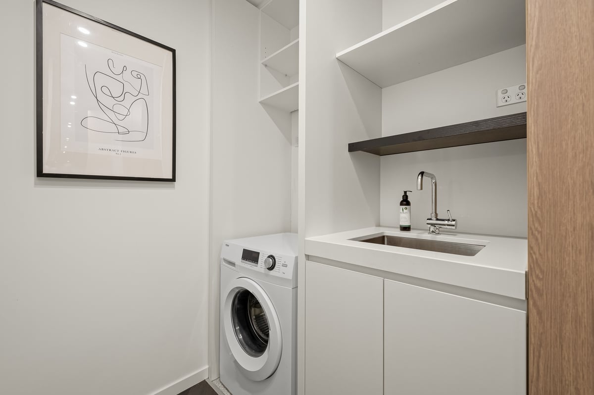 Iconic Fawkner Residence! 2 Bedrooms | 1 Bathroom | Free Parking