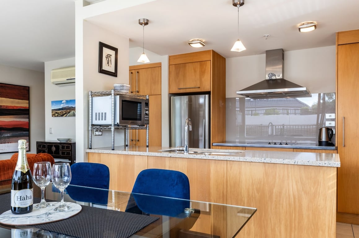 Central Stylish Apartment - Walk To Lake Shops & Cafes