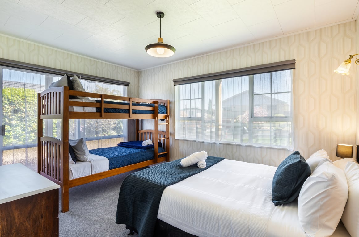The Golders Getaway: Space for 2 families