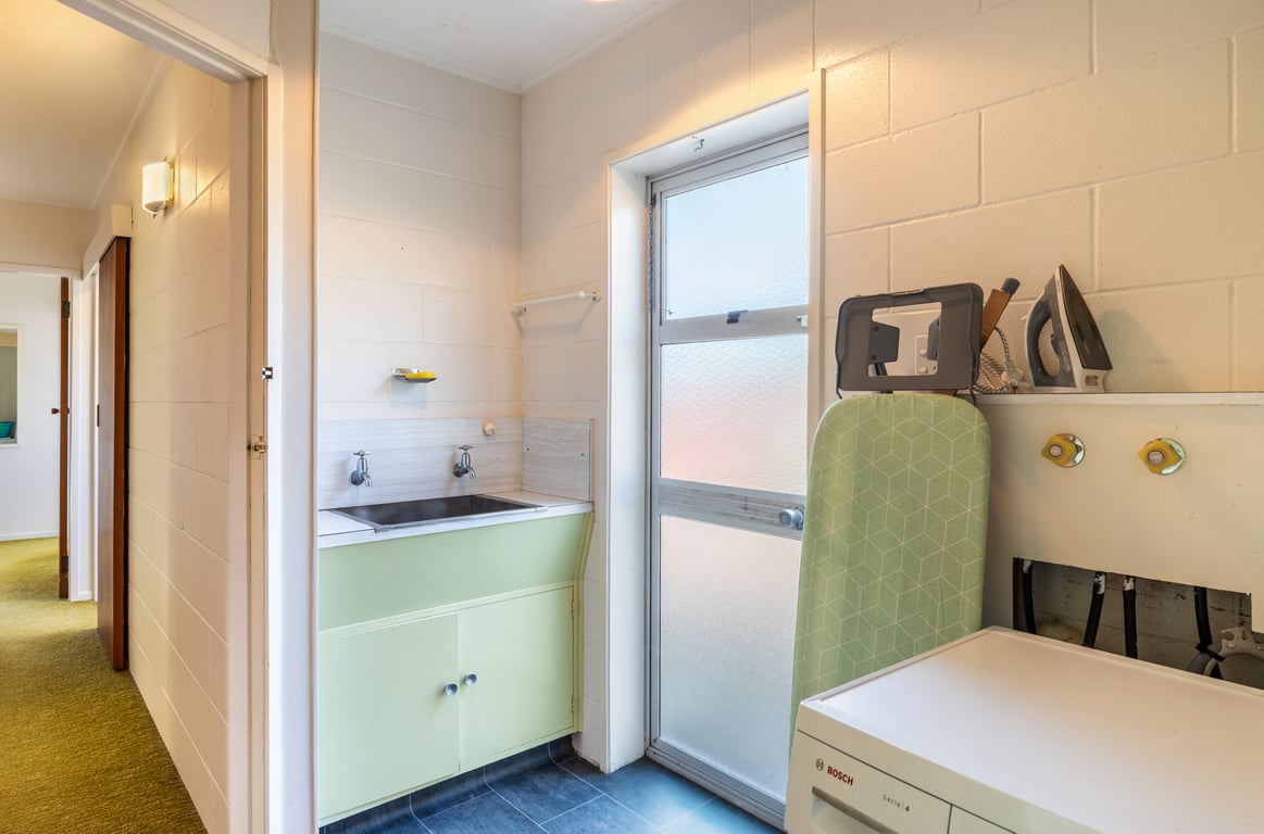 Classic Kiwi Bach By The Lake – Family Friendly In Five Mile Bay