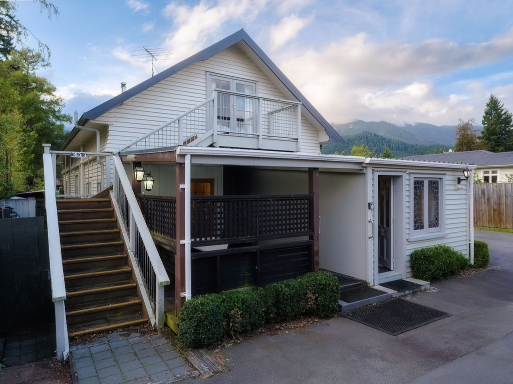 Cozy Corner at Jollies (Pet Friendly) 