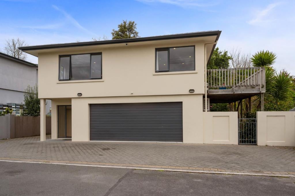 Riverbank Retreat - Family Home