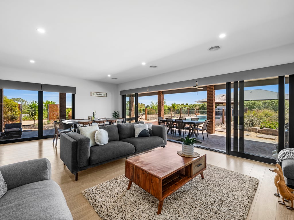 Dan's Rise - Family home with pool