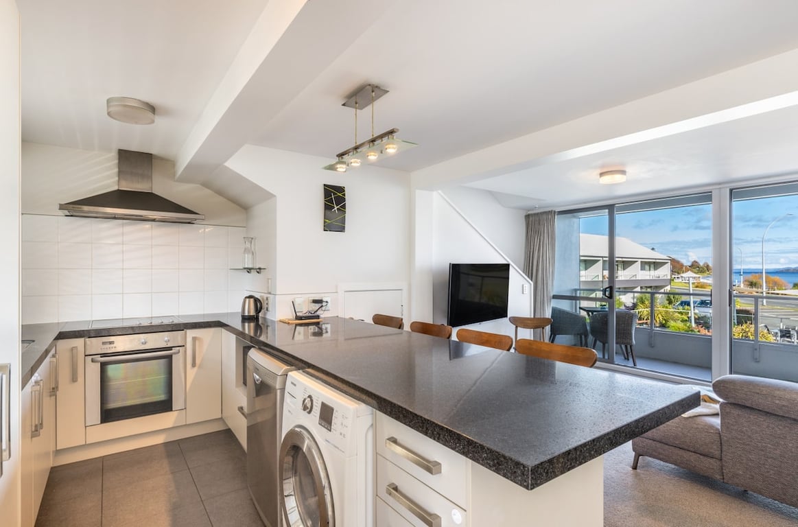 Modern Two Bedroom Apartment Great Location