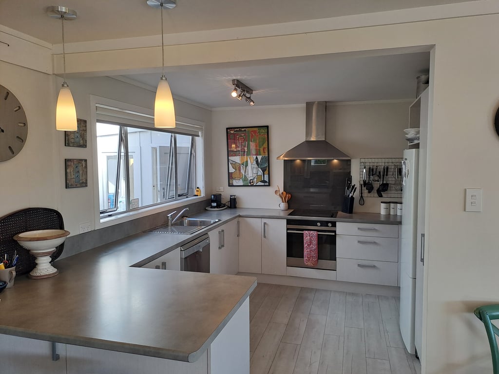 Teti Bay Bach - Great Outdoor Living And Just A Short Walk To The Lake!