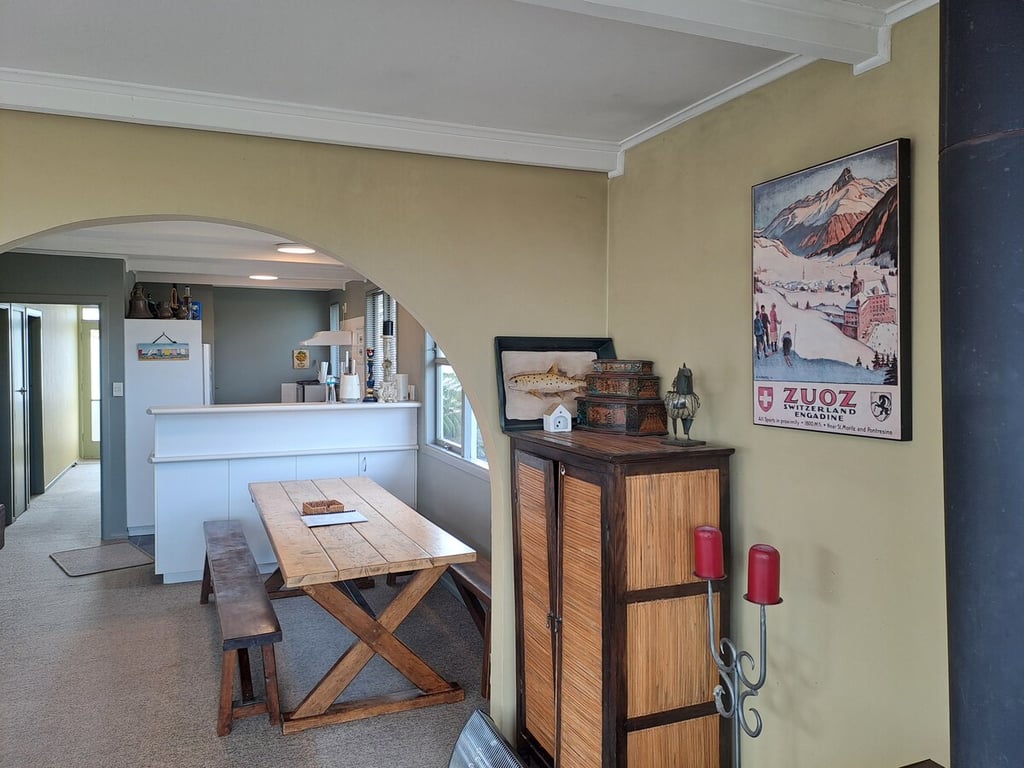 Pencarrow Lodge - Classic Kiwi Bach Close To Lake