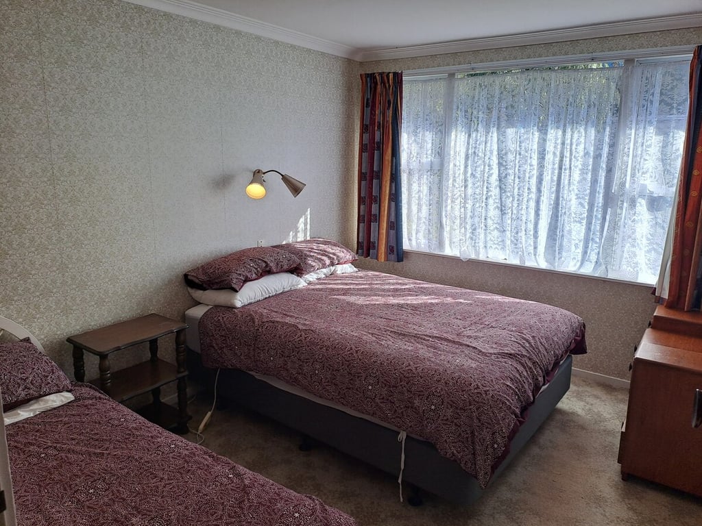 Classic Kiwi Bach - Great Location By The Lake