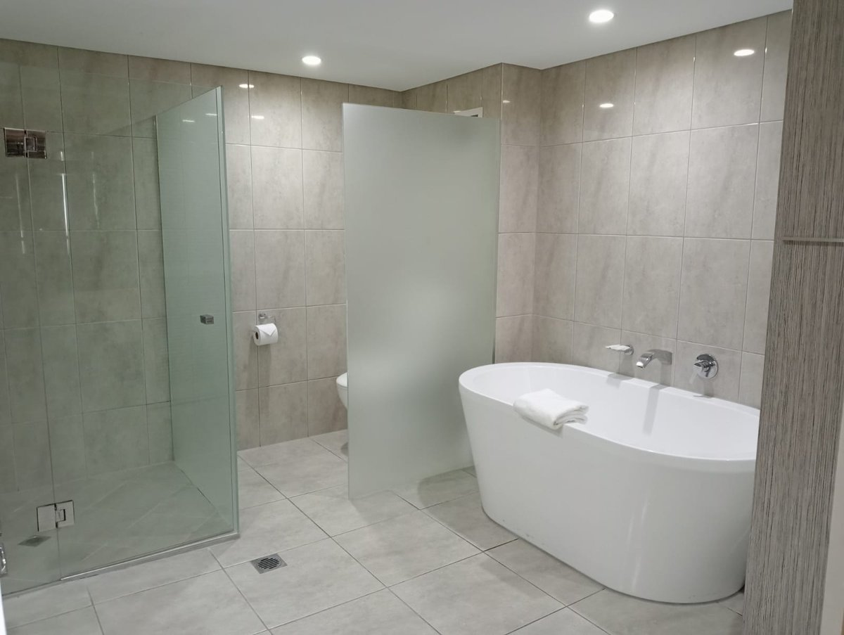 Club Studio Apartment with Macrossan St Views
