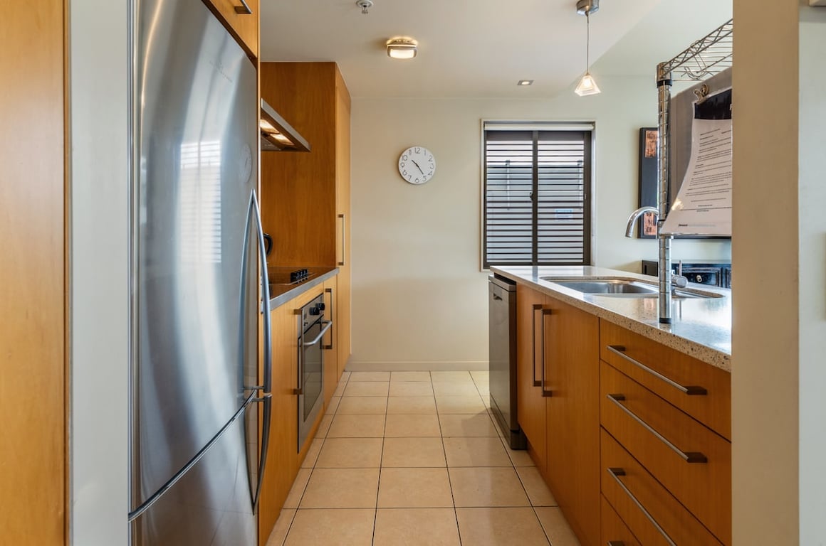 Central Stylish Apartment - Walk To Lake Shops & Cafes