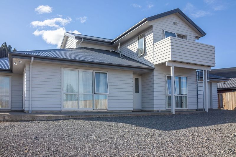 Hillside Hideaway (Pet Friendly) 