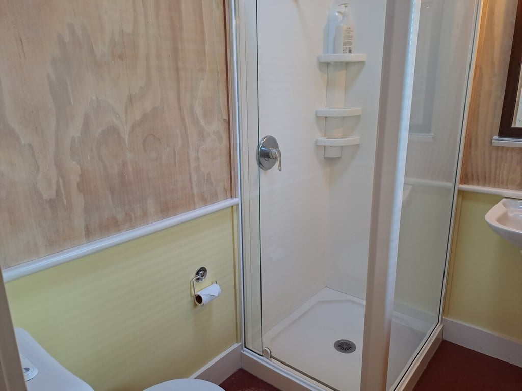 Beach Magic - Large Lakeside Home With Wi-Fi