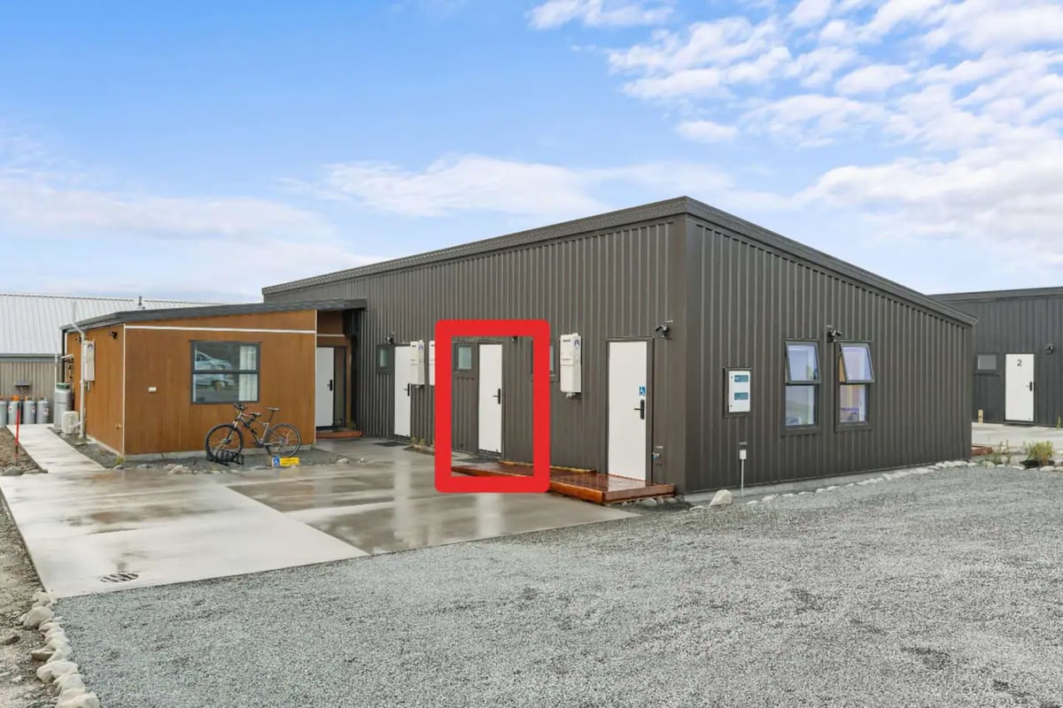 New stylish 1 bedroom premium studio/unit B