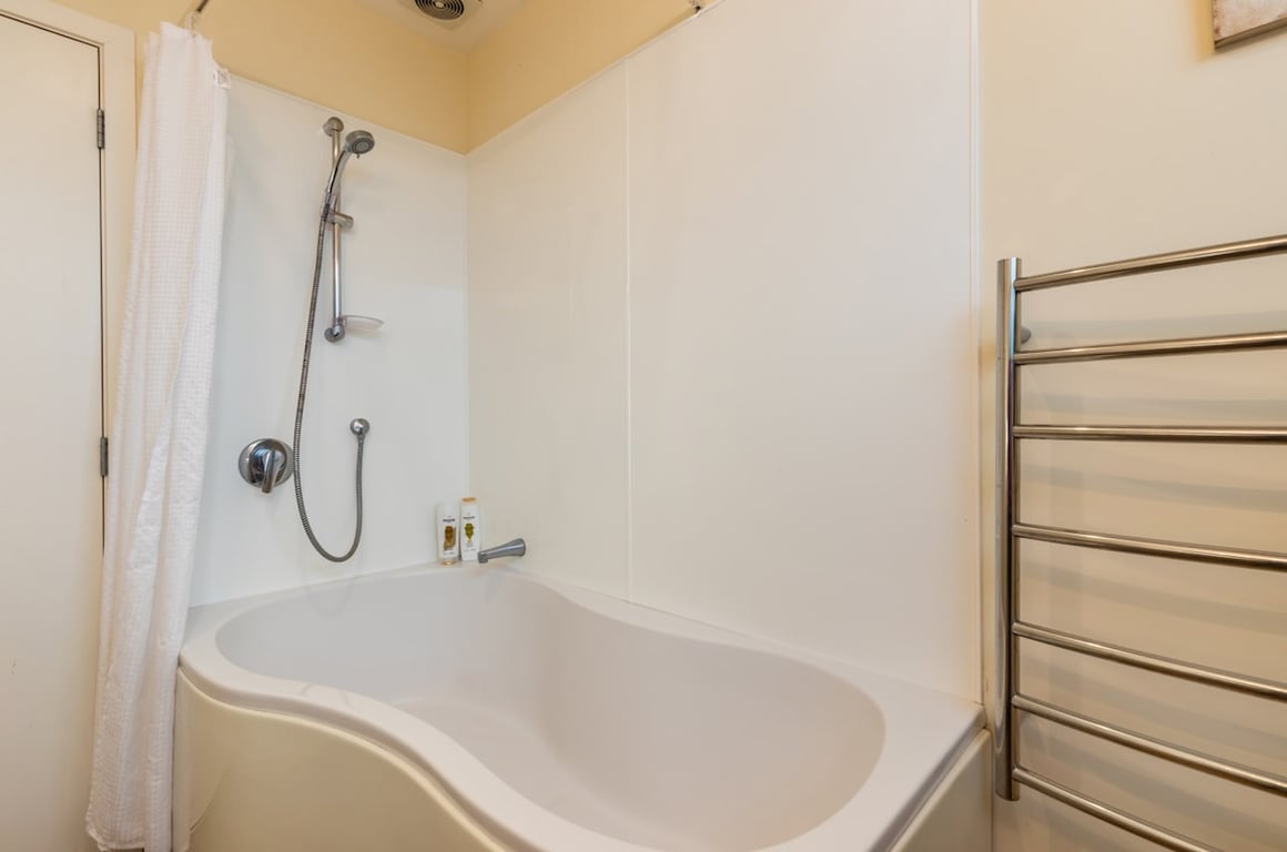 Great Lake Getaway - Your Spacious Taupo Retreat
