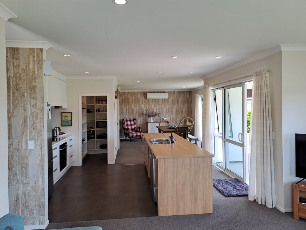 Beautifully Furnished Modern Home In A Quiet Area