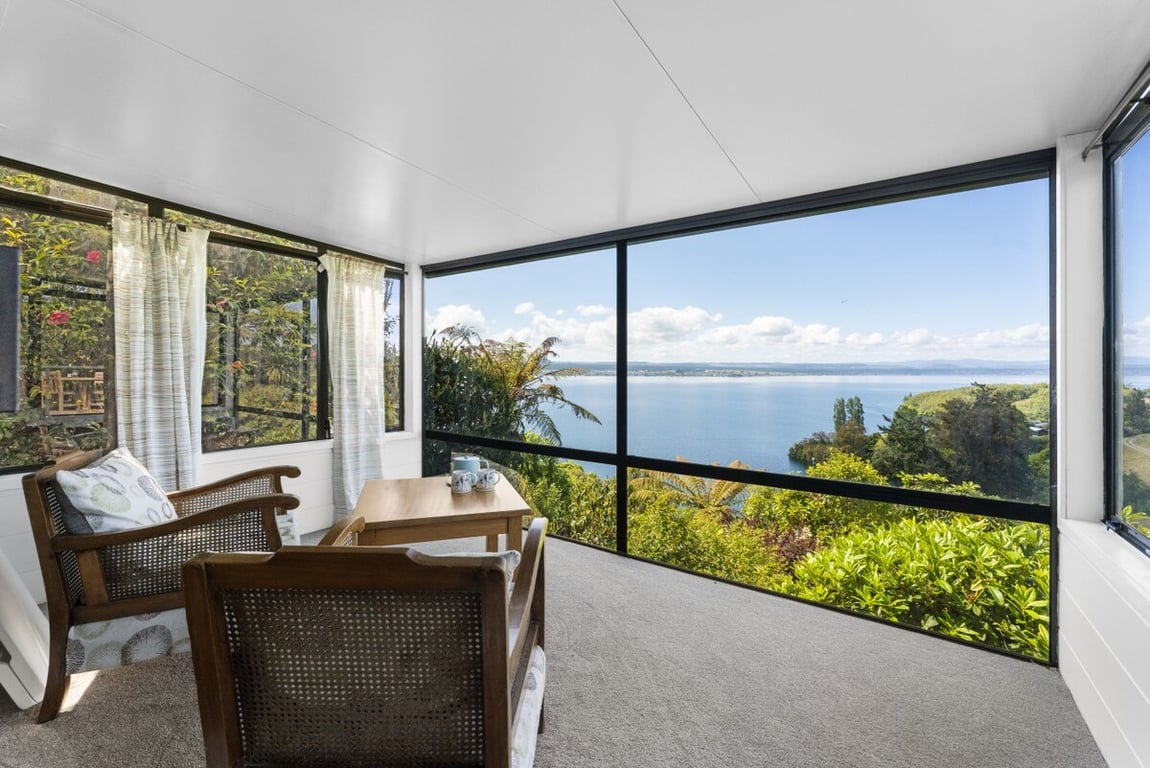 Acacia Cottage - Lake Views & Laid-Back Living