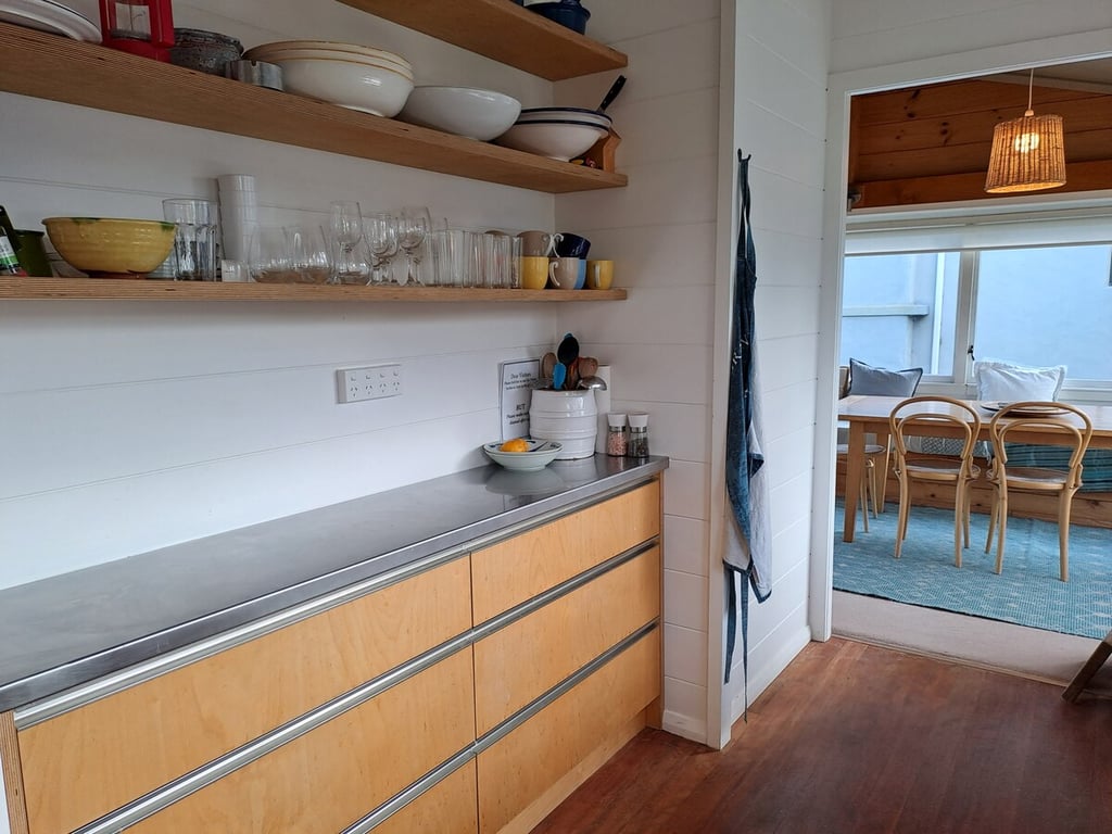 Beach Magic - Large Lakeside Home With Wi-Fi