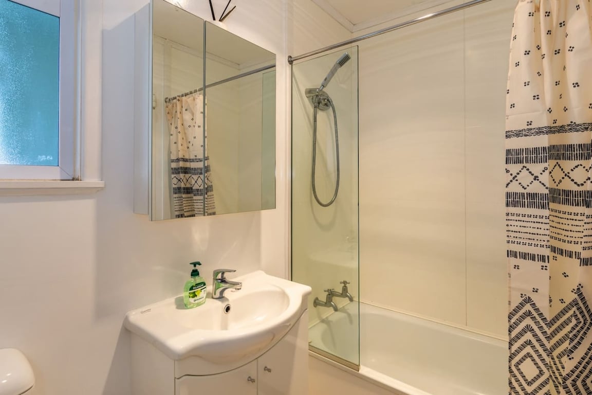 Two Mile Bay Getaway - Comfort & Convenience With Wi-Fi