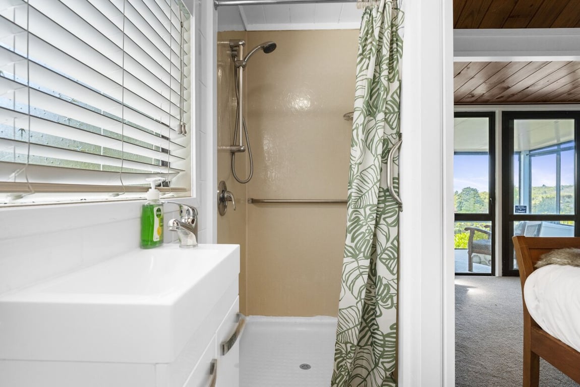 Acacia Cottage - Lake Views & Laid-Back Living