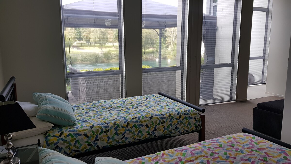 Modern Riverside Apartment - Stunning Views
