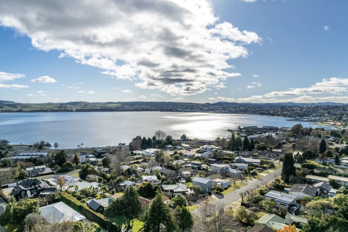 Two Mile Bay Getaway - Comfort & Convenience With Wi-Fi