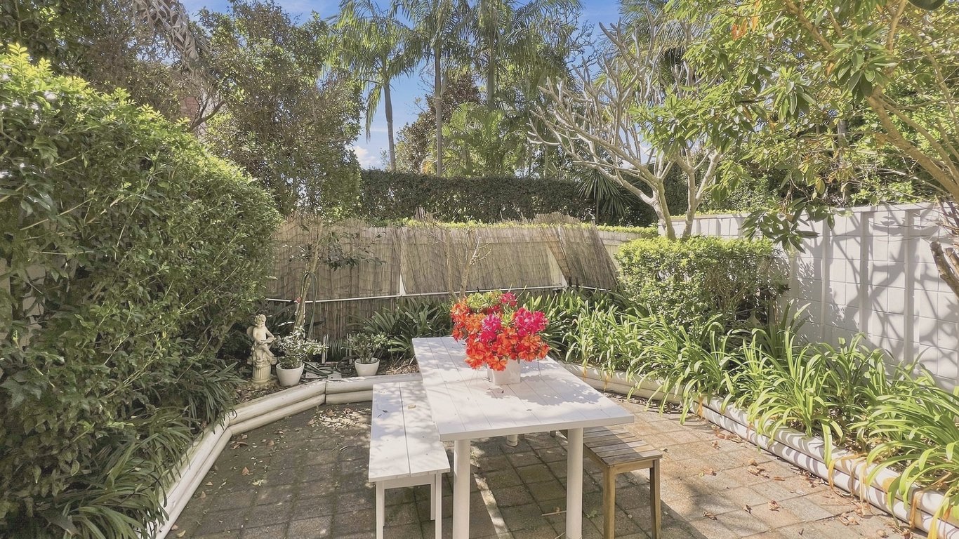 EST11 - Balmoral Breeze | Leafy 2-Bed Duplex Garden Apartment Near the Beach