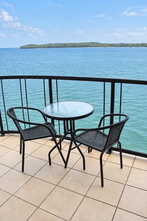Unit 305 – Deluxe 1 Bedroom Waterfront Rooftop 