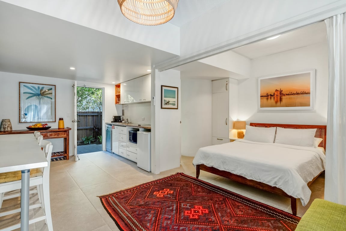 Sea Whisper, Apartment 6 at Julians Apartments