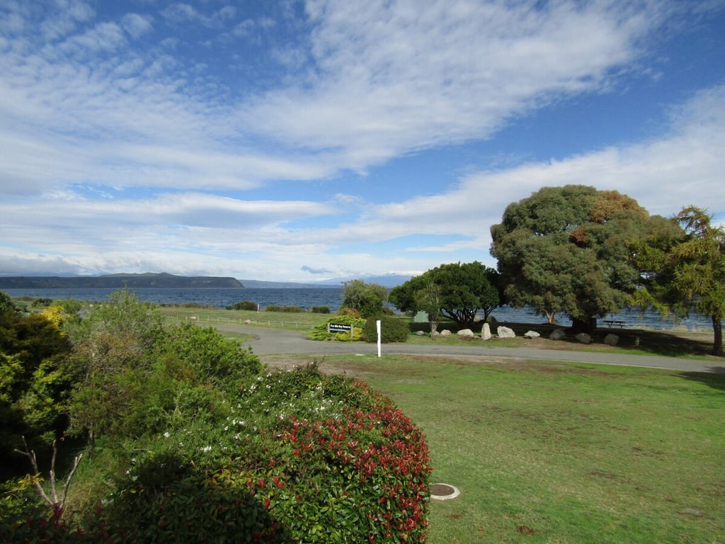 Classic Kiwi Bach By The Lake – Family Friendly In Five Mile Bay