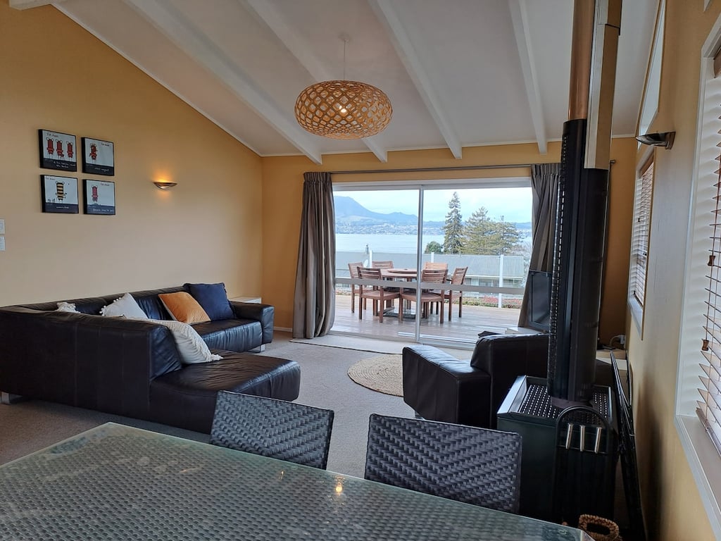 Bay Views On Isobel - Modern Home Great Location