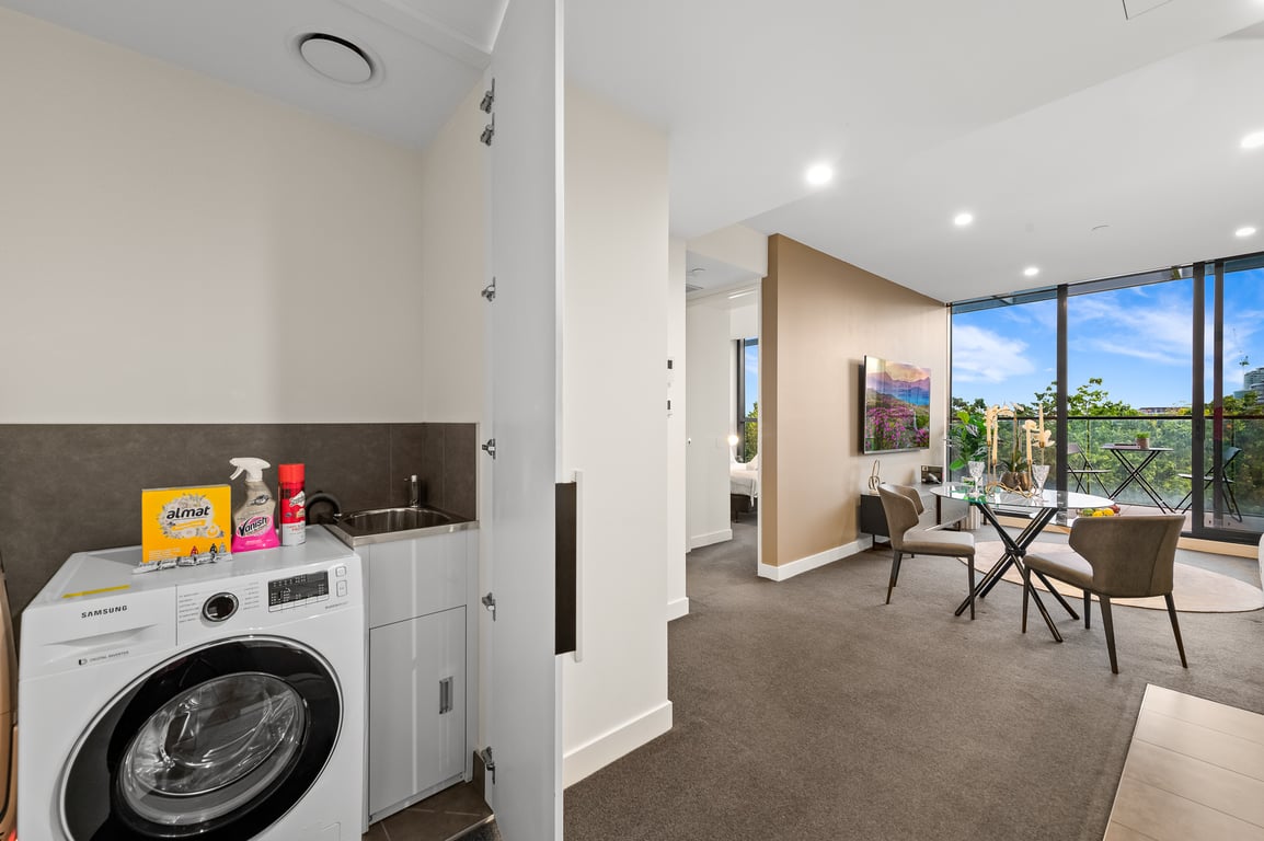 Parkside Perfection Near The CBD! 2 Bedrooms | 1 Bathroom | Free Parking