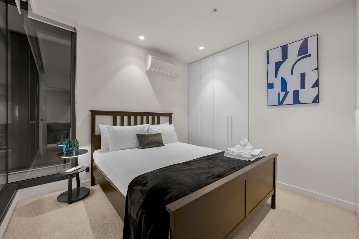 Unwind with Beautiful Albert Park and Hobsons Bay Views! 2 Bedrooms | 2 Bathrooms | Free Parking