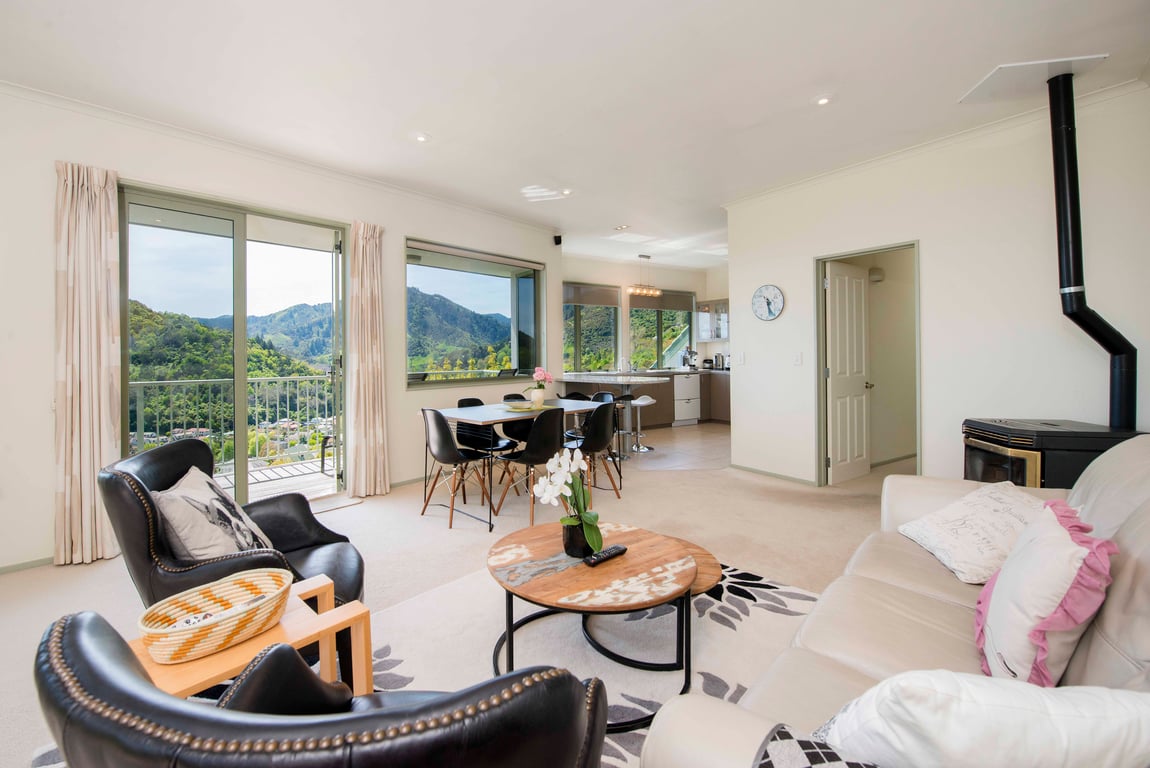 Hilltop Getaway  - Views and Spa Pool!