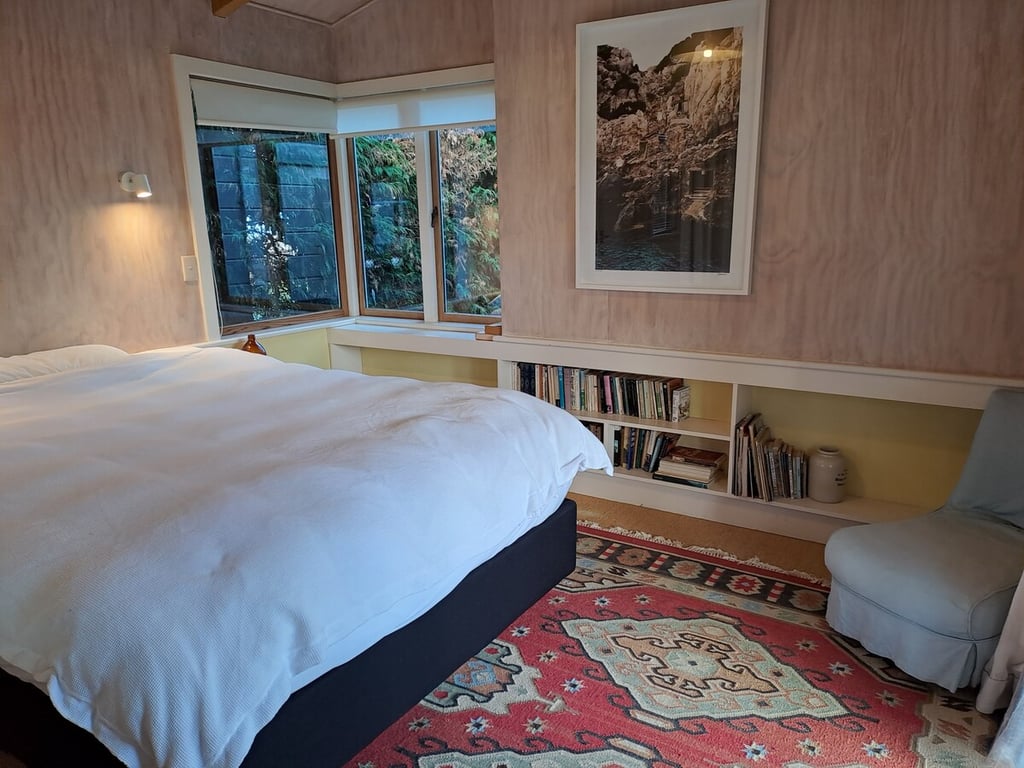 Beach Magic - Large Lakeside Home With Wi-Fi