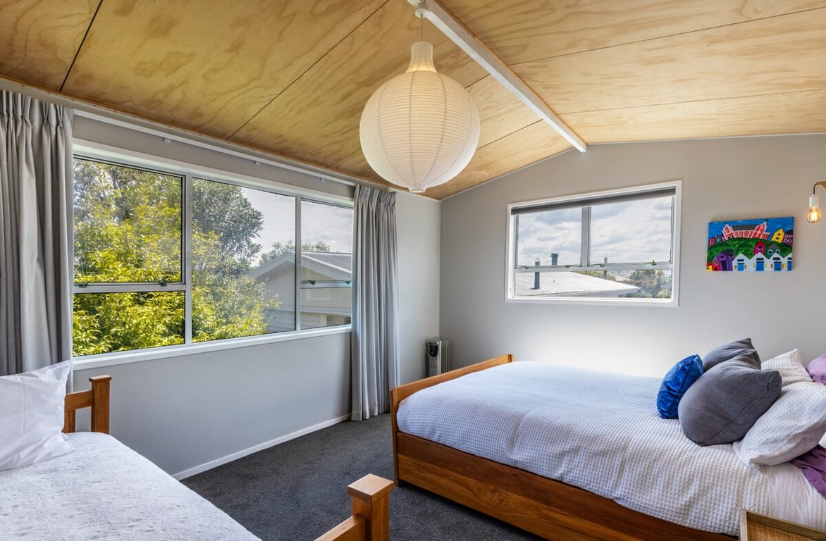 Radiant Rainbow Point Retreat - Walk To The Lake