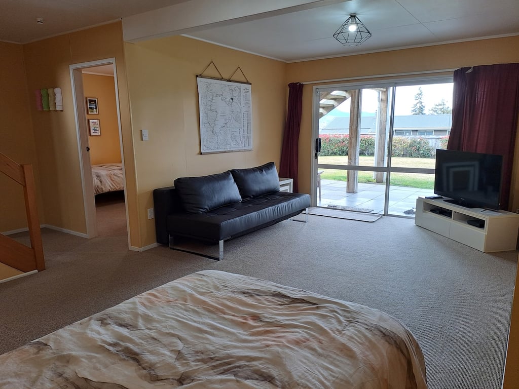 Bay Views On Isobel - Modern Home Great Location