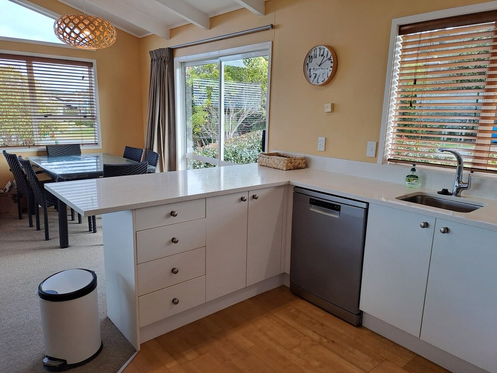 Bay Views On Isobel - Modern Home Great Location