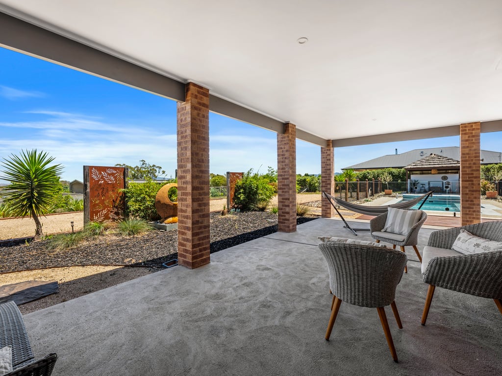 Dan's Rise - Family home with pool