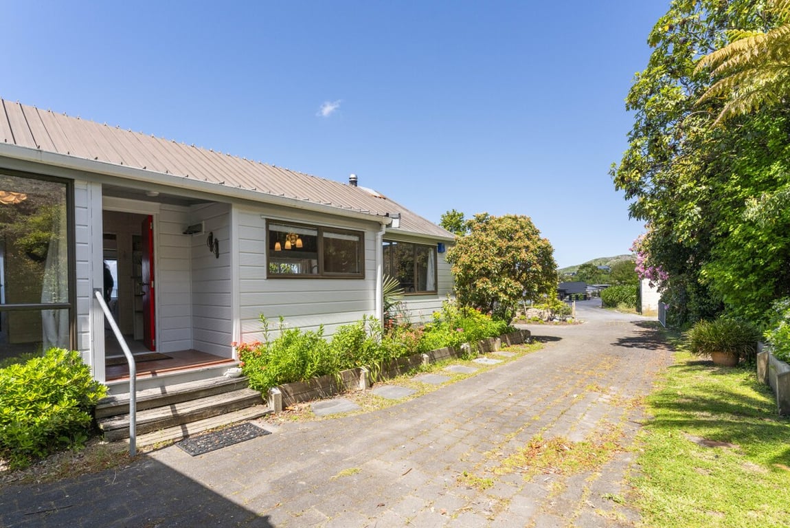 Acacia Cottage - Lake Views & Laid-Back Living