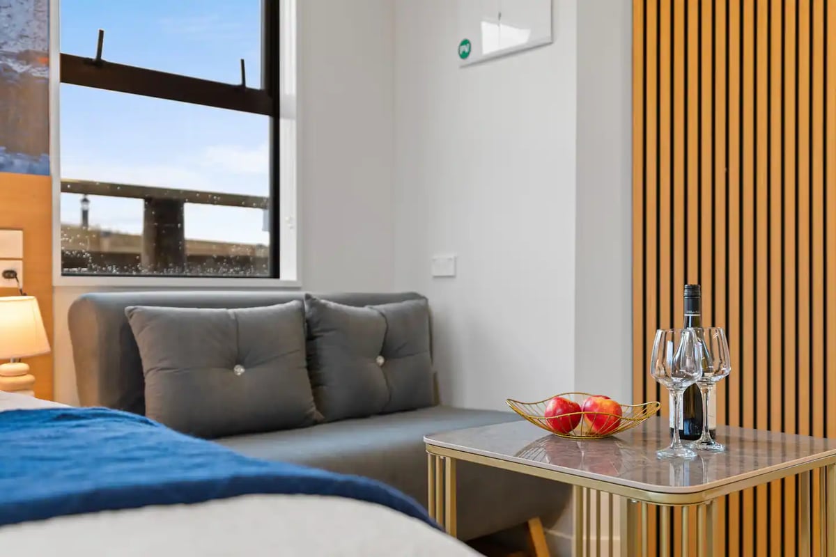 New warm 1 bedroom studio/unit1