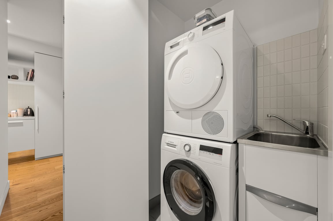 Unwind with Beautiful Albert Park and Hobsons Bay Views! 2 Bedrooms | 2 Bathrooms | Free Parking