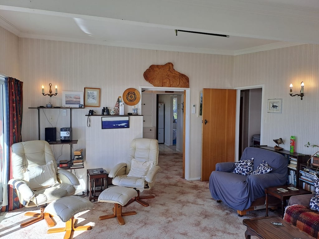 Classic Kiwi Bach - Great Location By The Lake