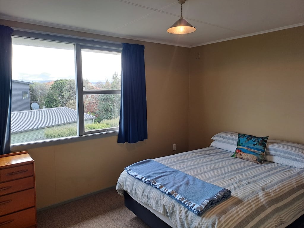 Pencarrow Lodge - Classic Kiwi Bach Close To Lake