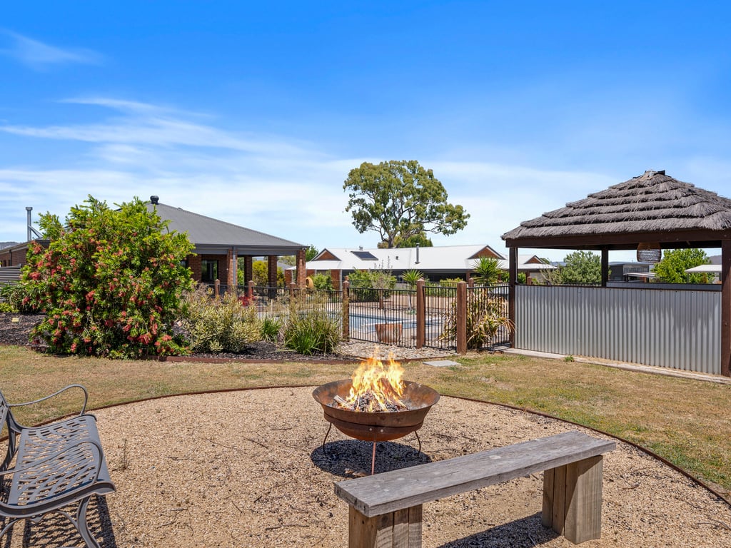 Dan's Rise - Family home with pool