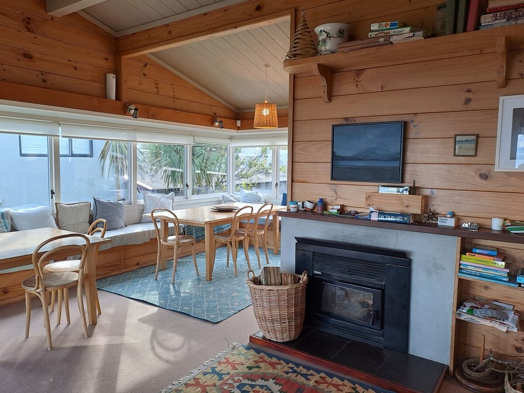 Beach Magic - Large Lakeside Home With Wi-Fi